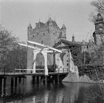 843198 Gezicht op de ophaalbrug en toegangspoort van het kasteel Nijenrode (Straatweg 25) te Breukelen.N.B. De foto is ...